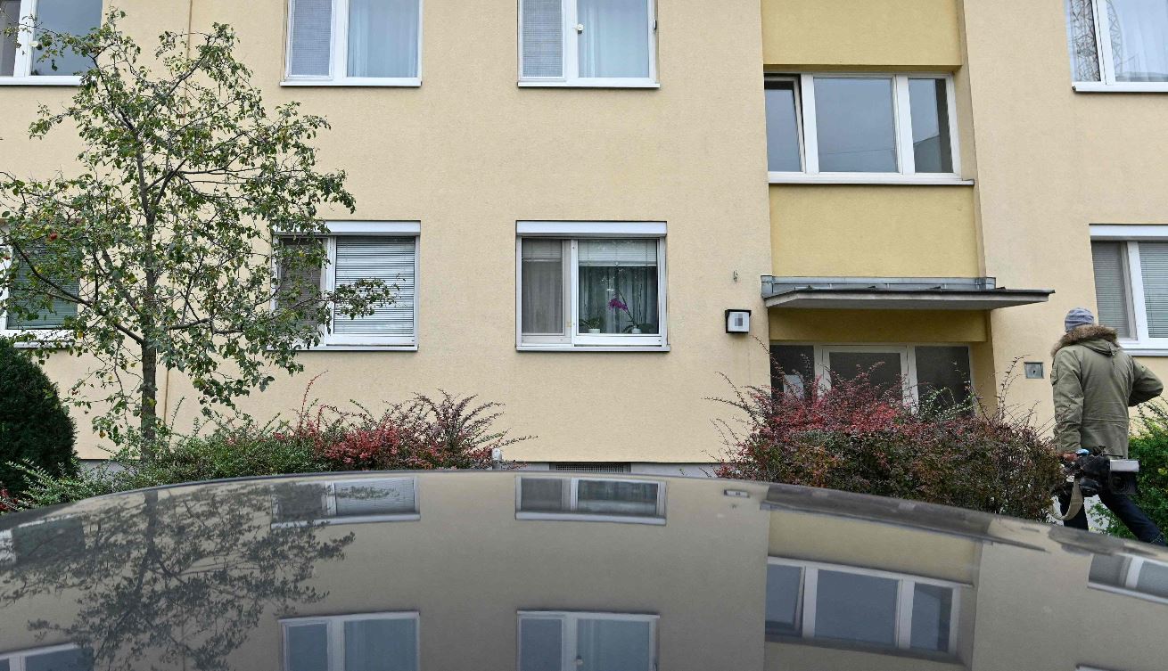 Vista del edificio de Viena donde vivían la madre y las tres niñas que fueron asesinadas. (Foto Prensa Libre: AFP)