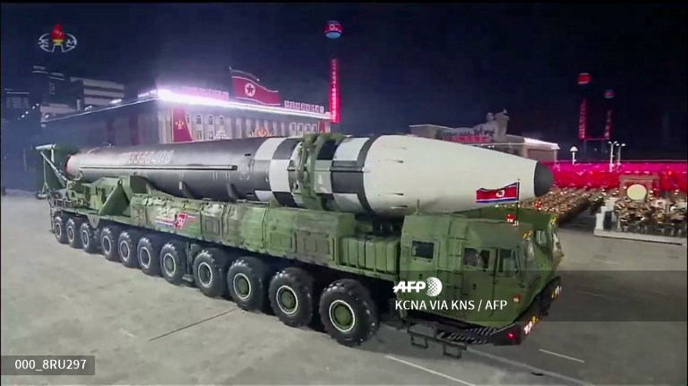 Corea del Norte presentó el nuevo misil durante un desfile militar por el 75 aniversario de fundación del Partido de los Trabajadores. (Foto Prensa Libre: AFP)