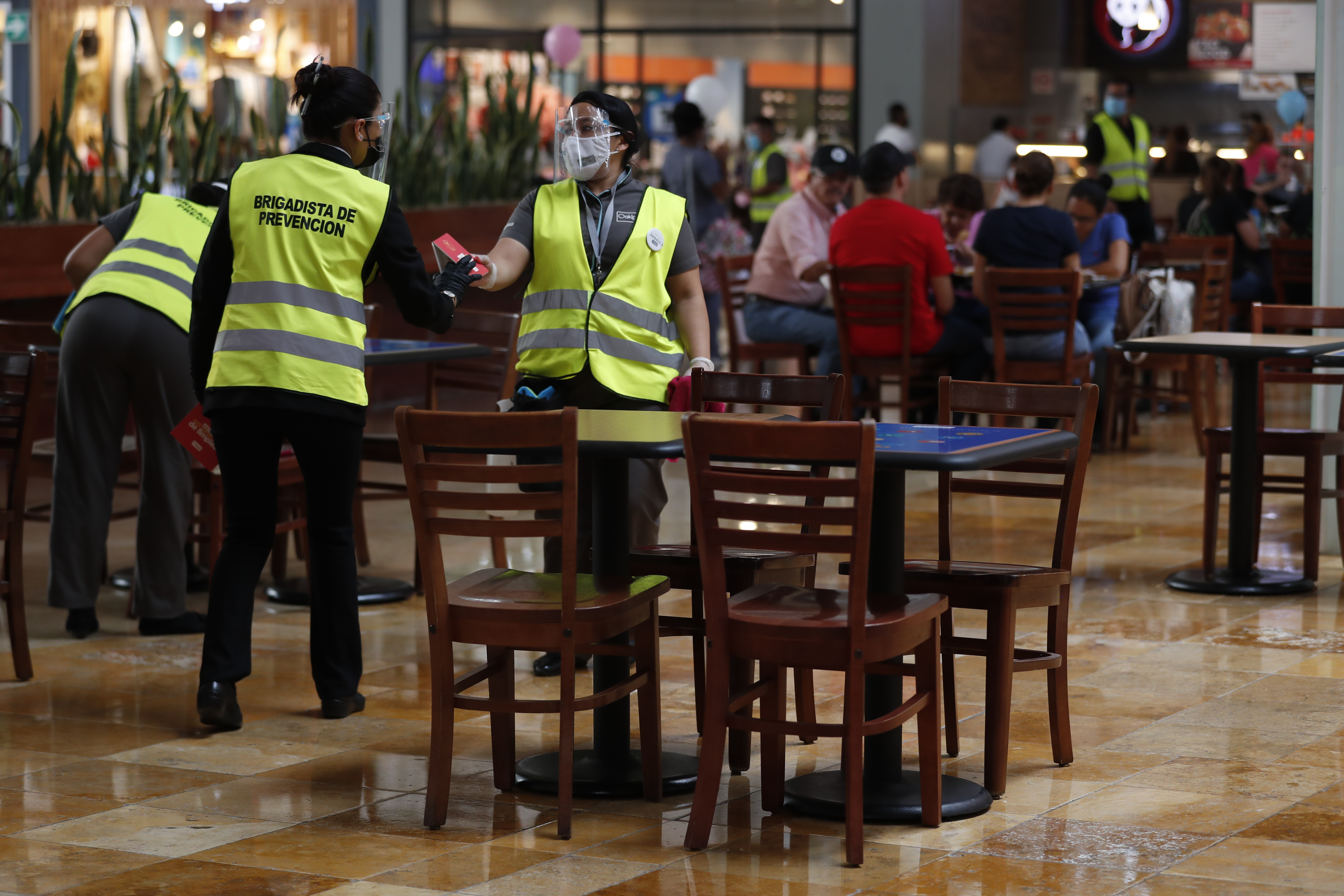 El efecto de la pandemia no fue el mismo para todos los restaurantes; dependiendo del tamaño y magnitud de las organizaciones, se generaron diferentes consecuencias. (Foto Prensa Libre: Esbin García)