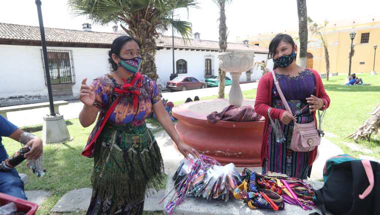 Municipalidad de Antigua Guatemala, no permite que los vendedores ambulantes comercialicen sus productos en las calles y parques del ciudad. 
(Foto Prensa Libre: HemerotecaPL)