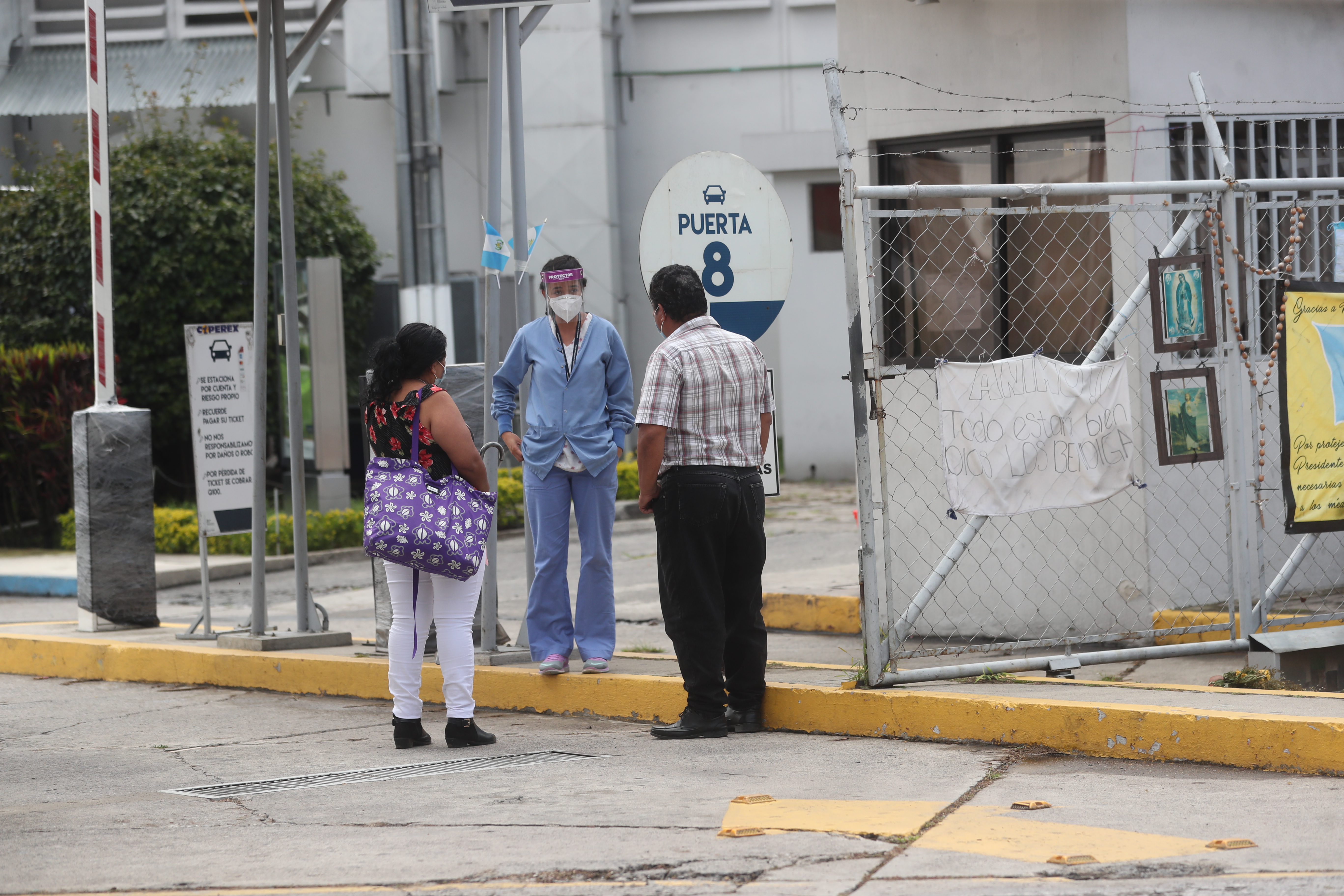 El personal del Hospital Temporal del Parque de la Industria señala atrasos en el pago de sus salarios. (Foto Prensa Libre: Érick Ávila)