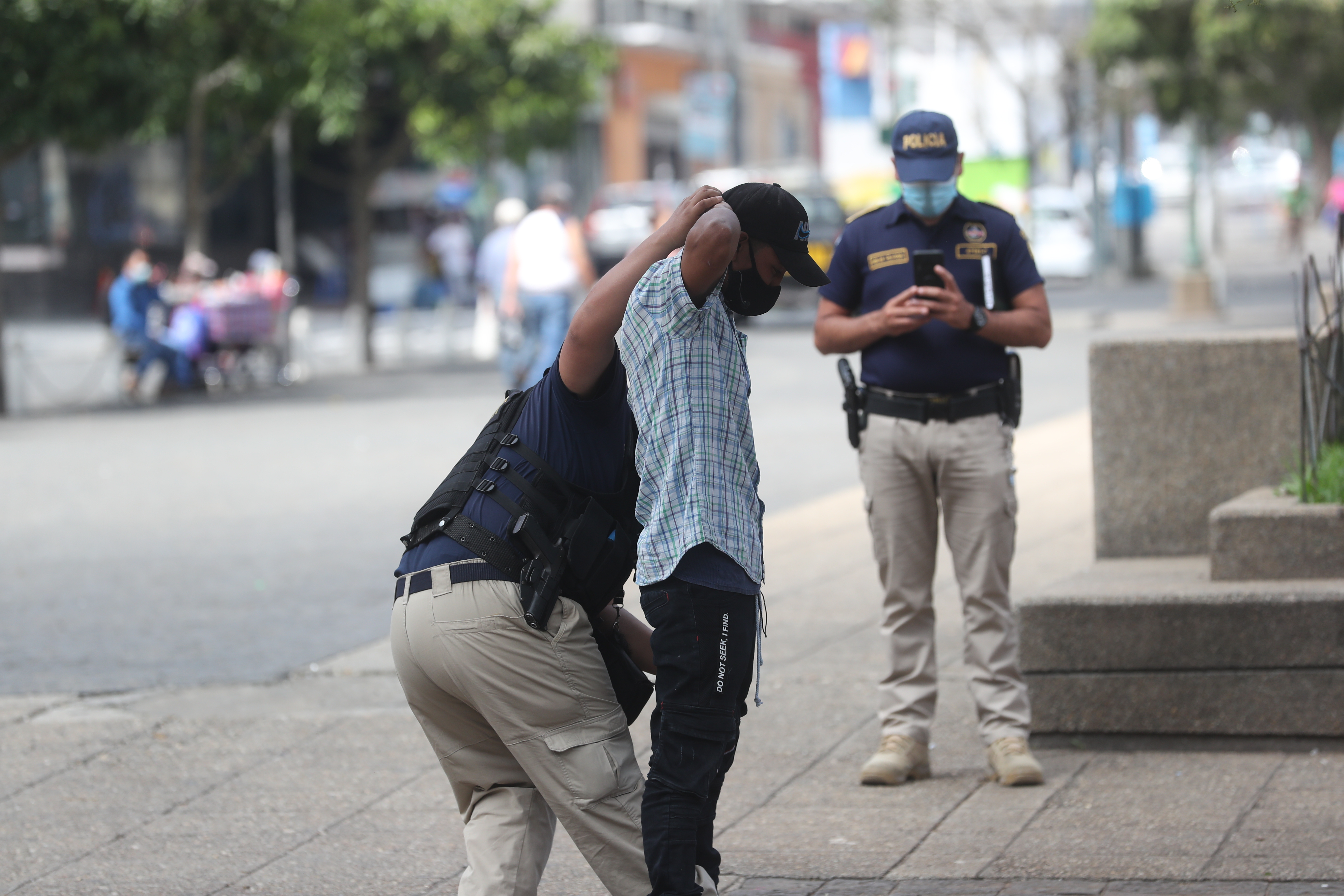 Agentes de la PNC patrullan calles y revisan a personas. Foto Prensa Libre: Érick Ávila.