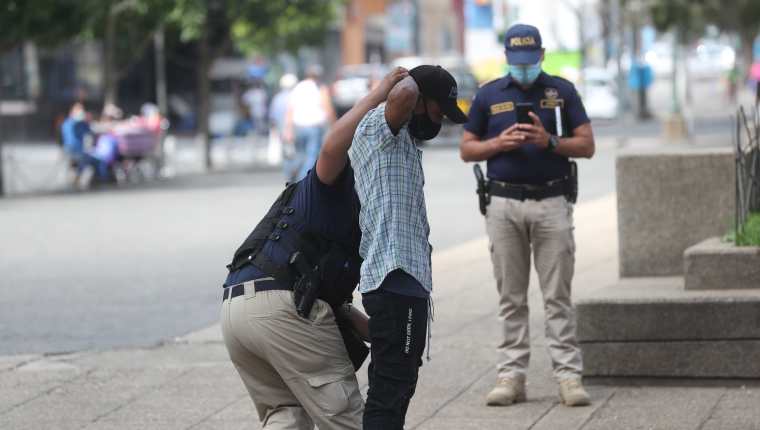 Agentes de la PNC patrullan calles y revisan a personas. Foto Prensa Libre: Érick Ávila.