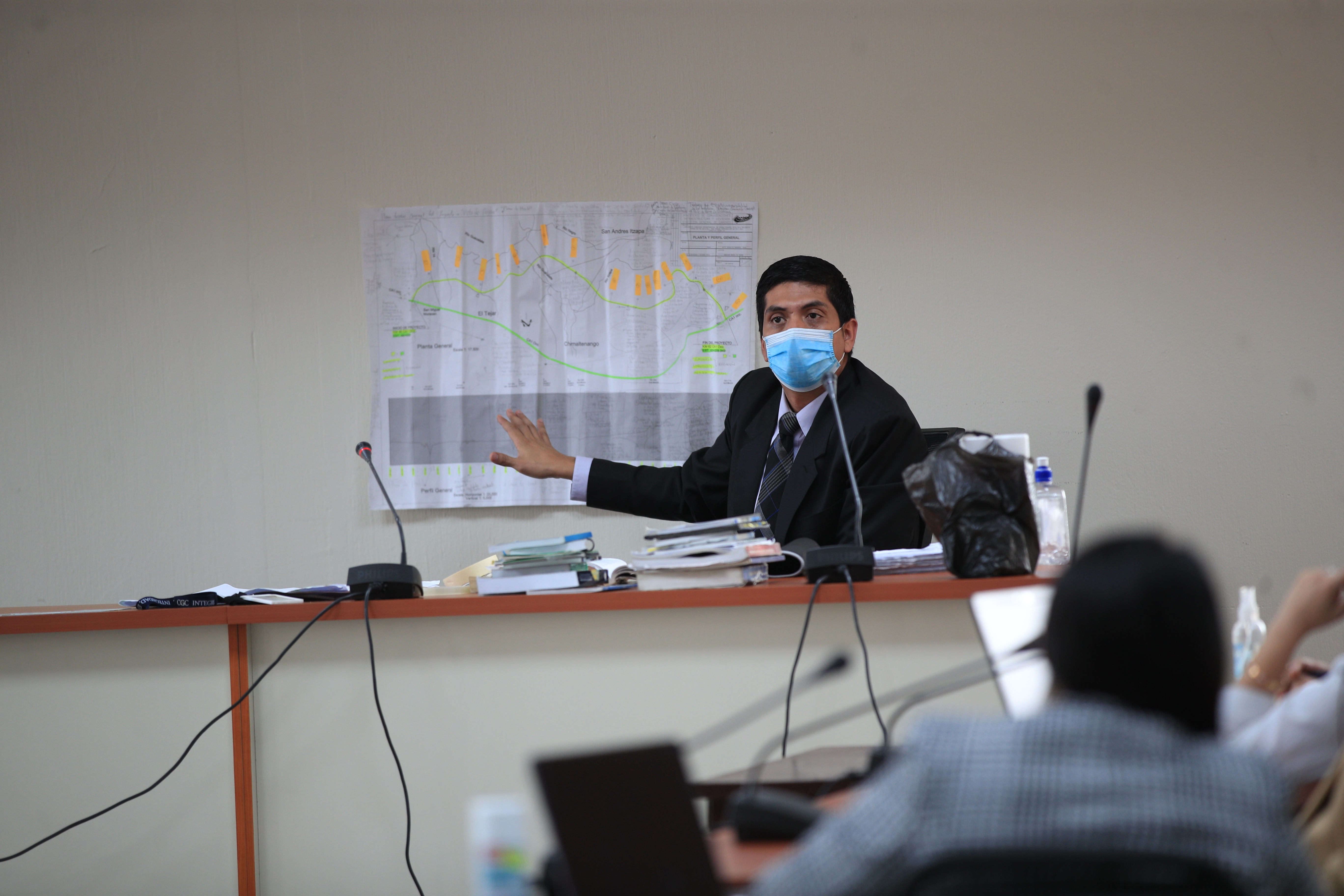 Juez Mynor Moto, durante la resolución de la audiencia de primera declaración de las personas detenidas por el caso Libramiento de Chimaltenango. (Foto Prensa Libre: Hemeroteca PL)