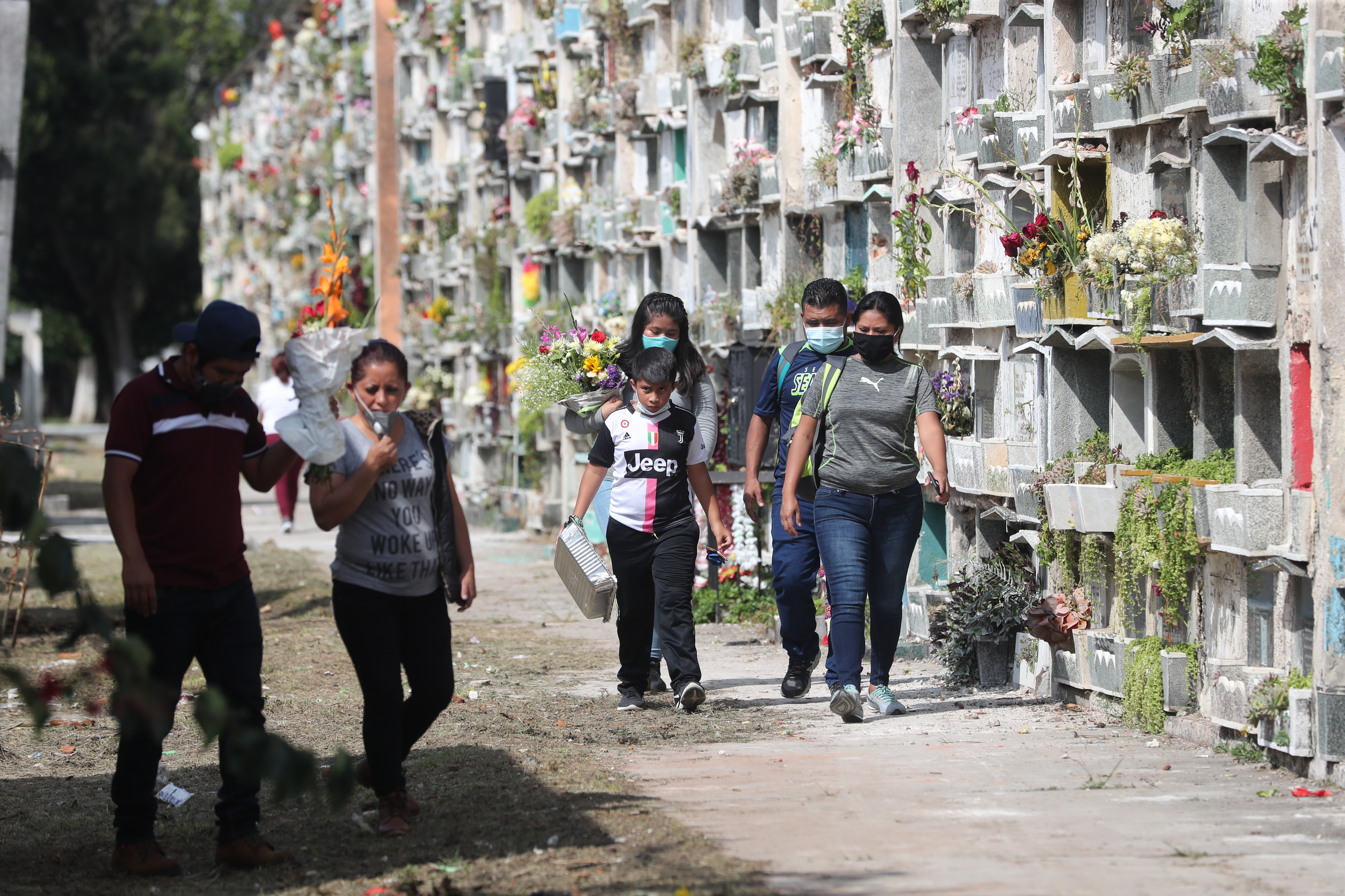 
Quienes visiten los cementerios deberán cumplir con las normas de seguridad establecidas por las autoridades. (Foto Prensa Libre: Érick Ávila)