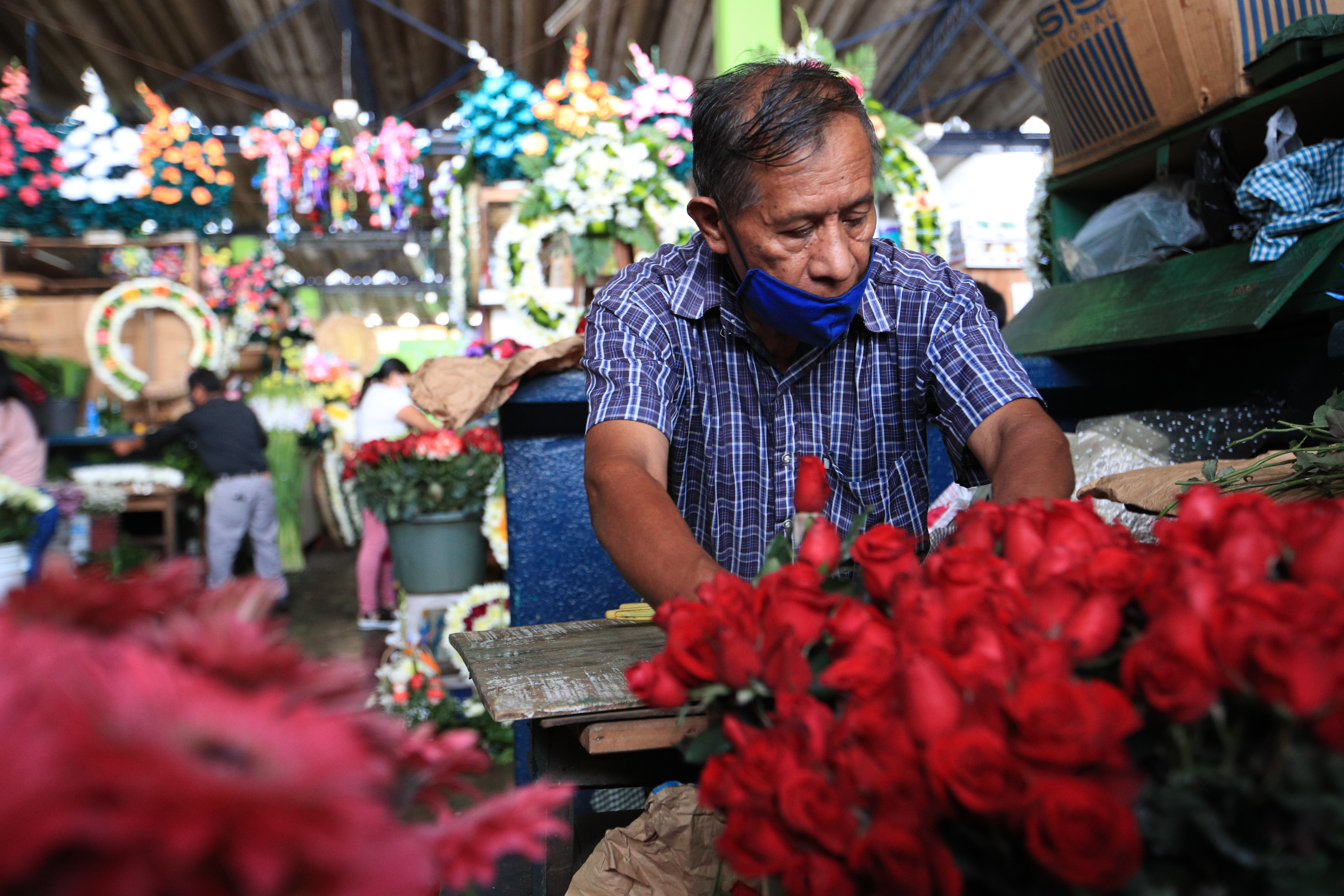Los comerciantes de flores estiman que no habrá mayores ventas por el cierre de los cementerios. (Foto Prensa Libre: Carlos Hernandez) 