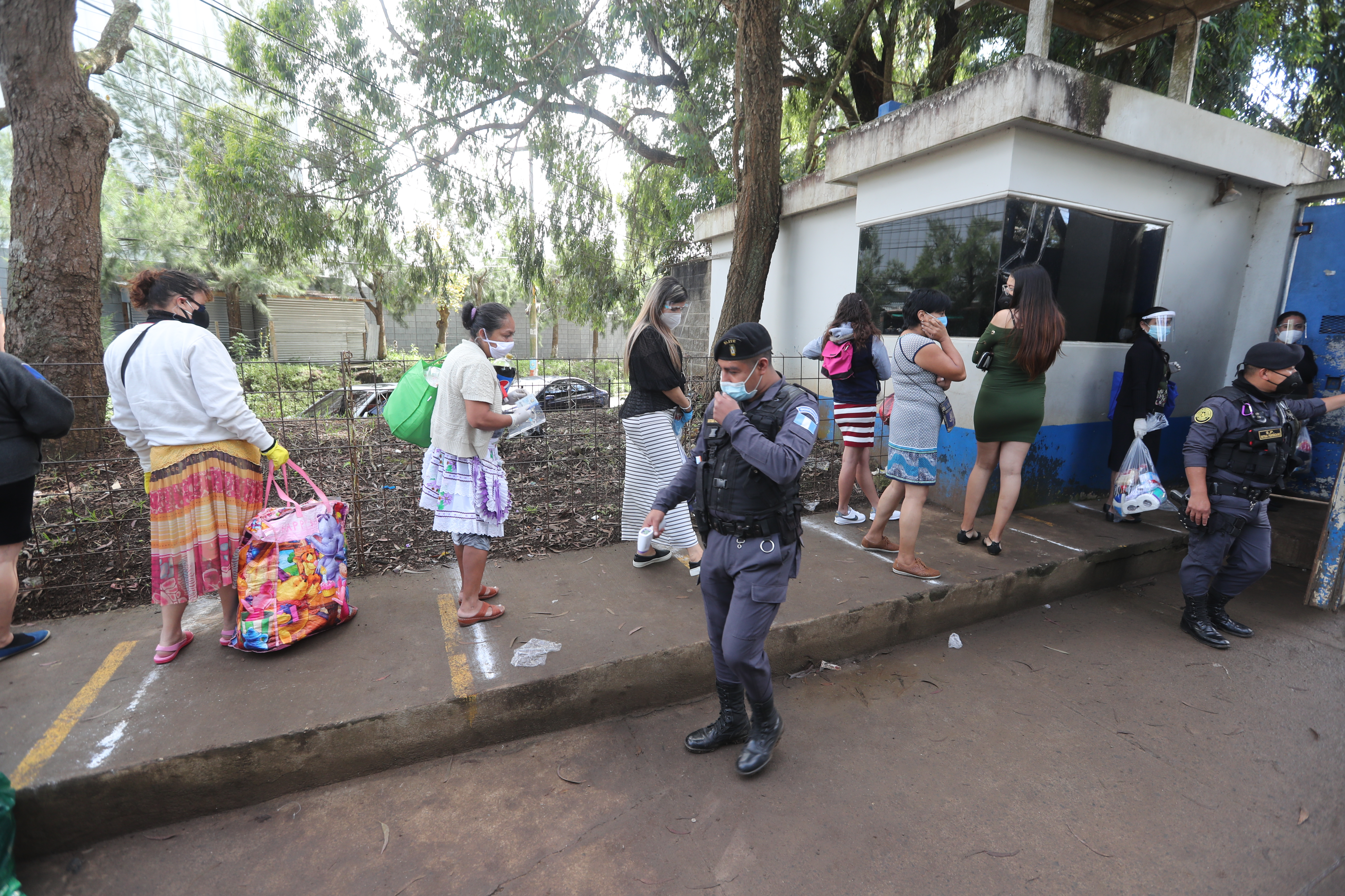 Entrada a la Granja Penal Pavón, donde parientes de reos solicitan información sobre las visitas. (Foto Prensa Libre: Érick Ávila)