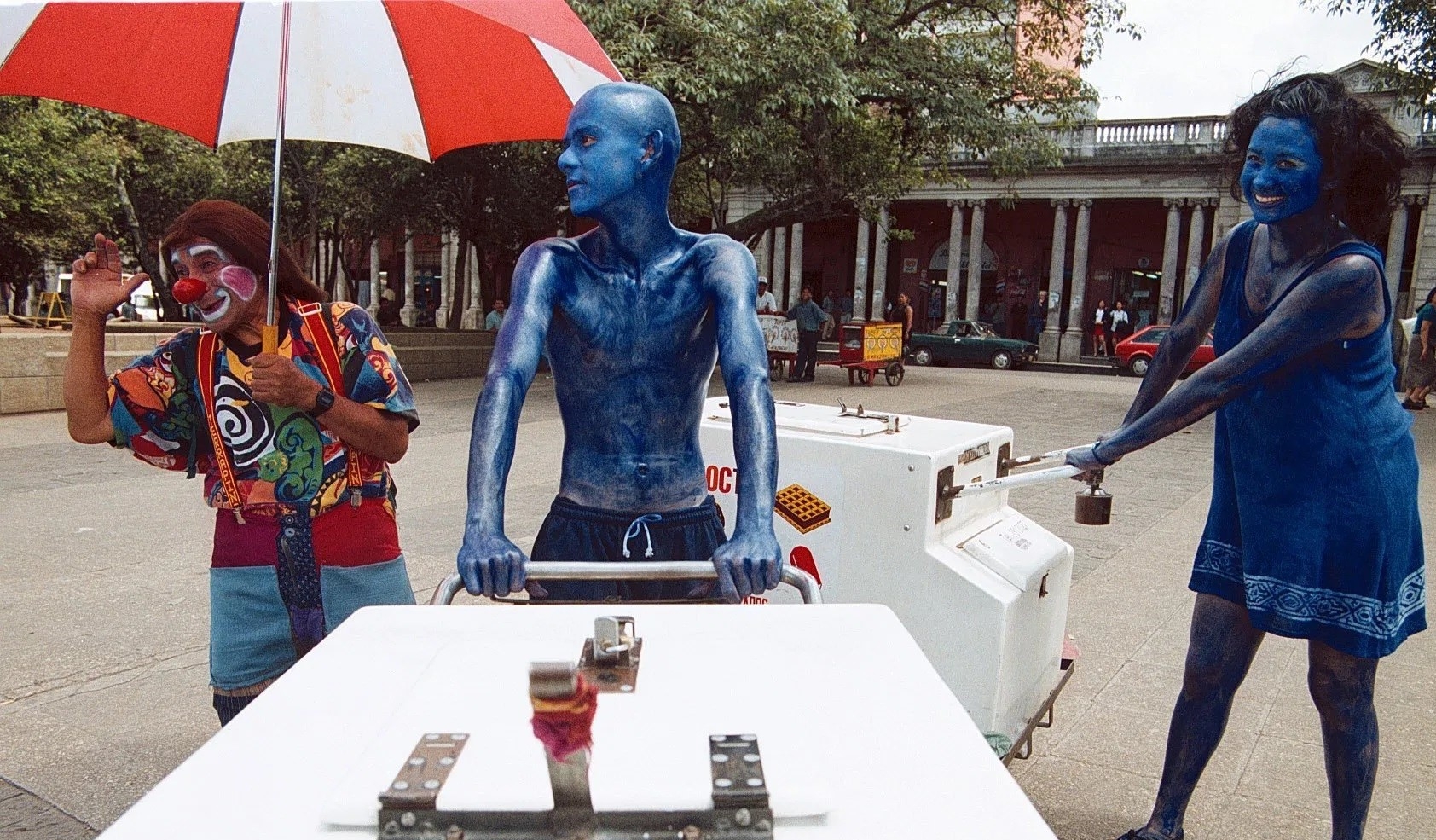 Una de las intervenciones que se realizaron durante el Festival Octubre Azul, en el 2000. (Foto Prensa Libre: Hemeroteca)