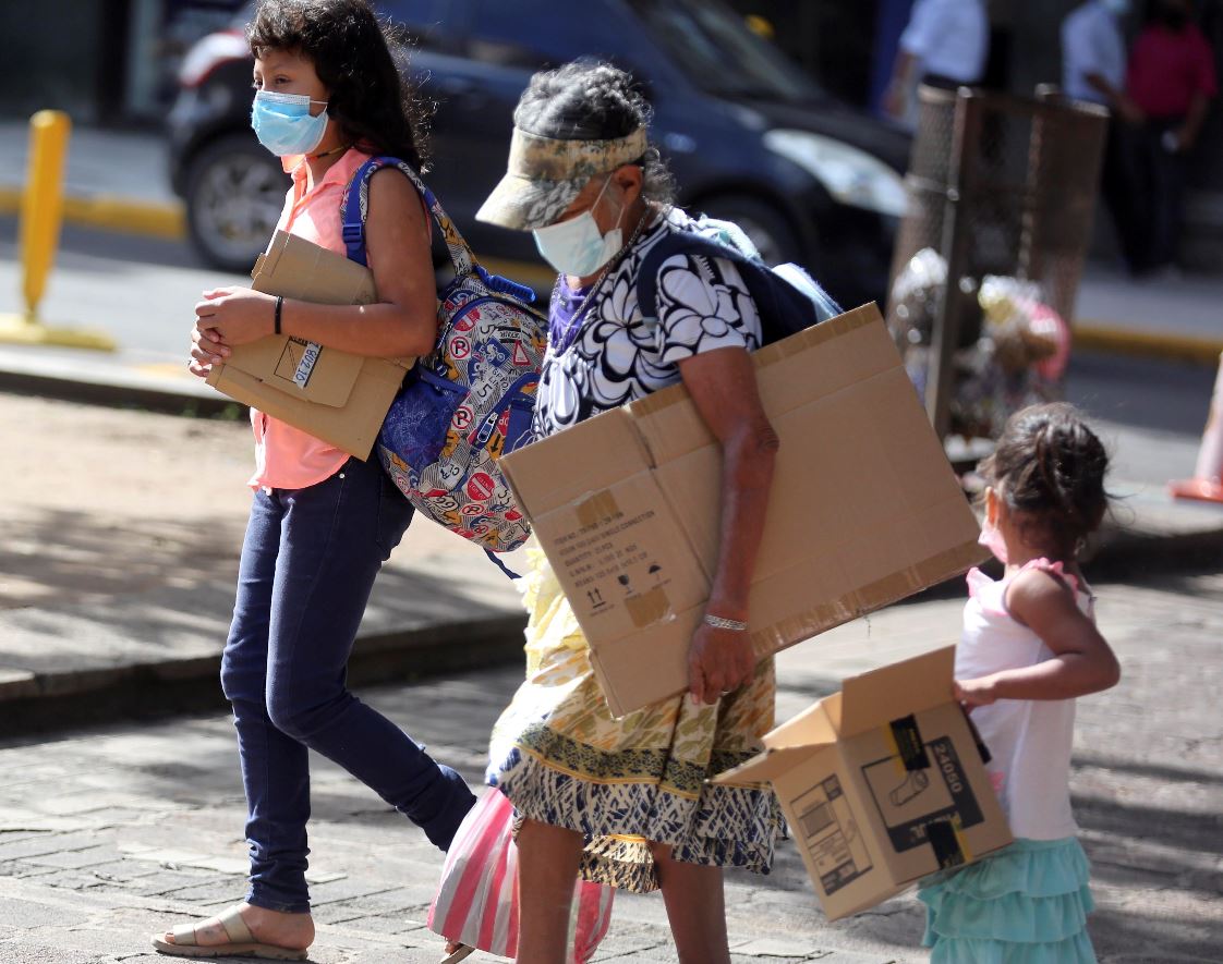 Niños hondureños se ven obligados a salir a la calle para enfrentar el hambre por la crisis de la pandemia