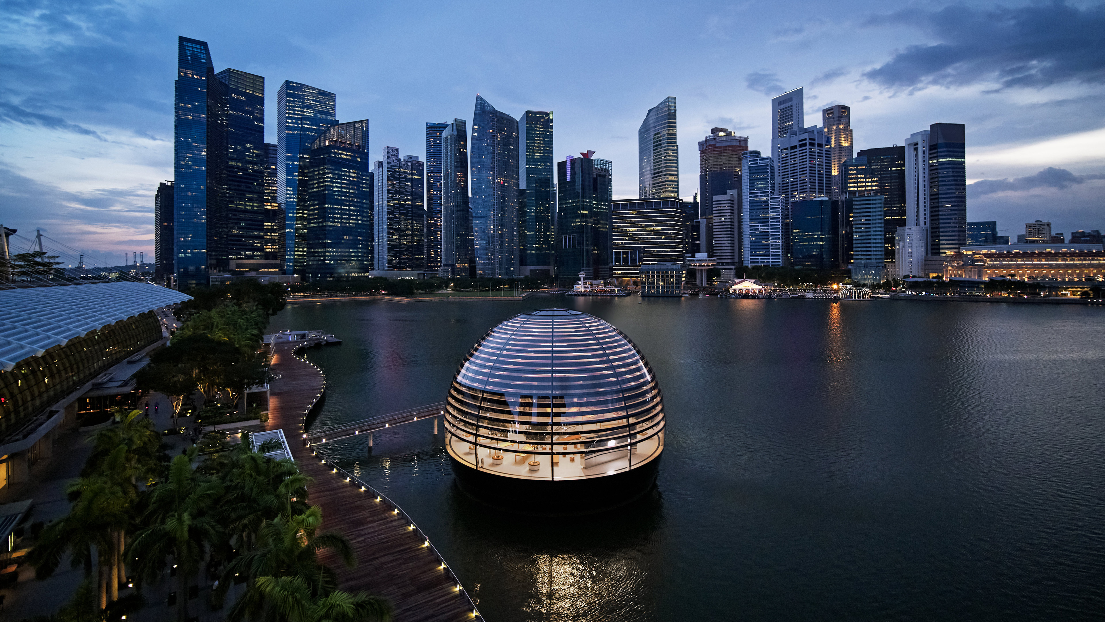 La nueva tienda esférica flotante de Apple en Singapur está construida en gran parte de vidrio y permite vistas panorámicas de 360 grados. (Foto Prensa Libre: Apple/dpa)