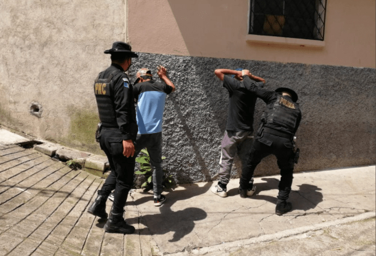 La PNC reforzó patrullajes a pie para prevenir delitos. Foto Prensa Libre: PNC. 