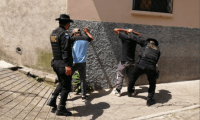La PNC reforzó patrullajes a pie para prevenir delitos. Foto Prensa Libre: PNC. 