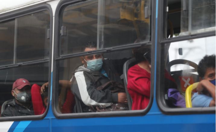 Los guatemaltecos usan mascarilla para protegerse del coronavirus. (Foto Prensa Libre: Hemeroteca PL)