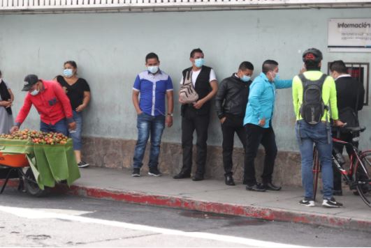 El uso de la mascarilla continúa en Guatemala para prevenir los contagios de coronavirus. (Foto Prensa Libre: Hemeroteca PL) 