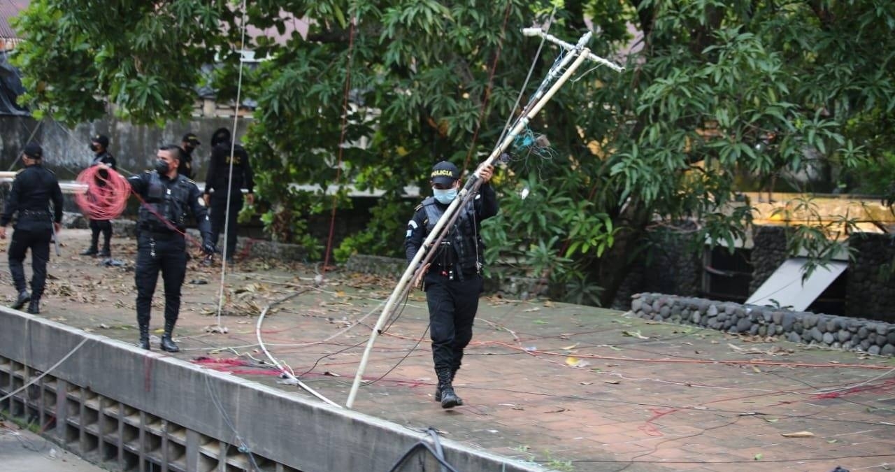 Los agentes de la PNC decomisaron grandes cantidades de alambre telefónico y de internet. (Foto Prensa Libre: PNC)
