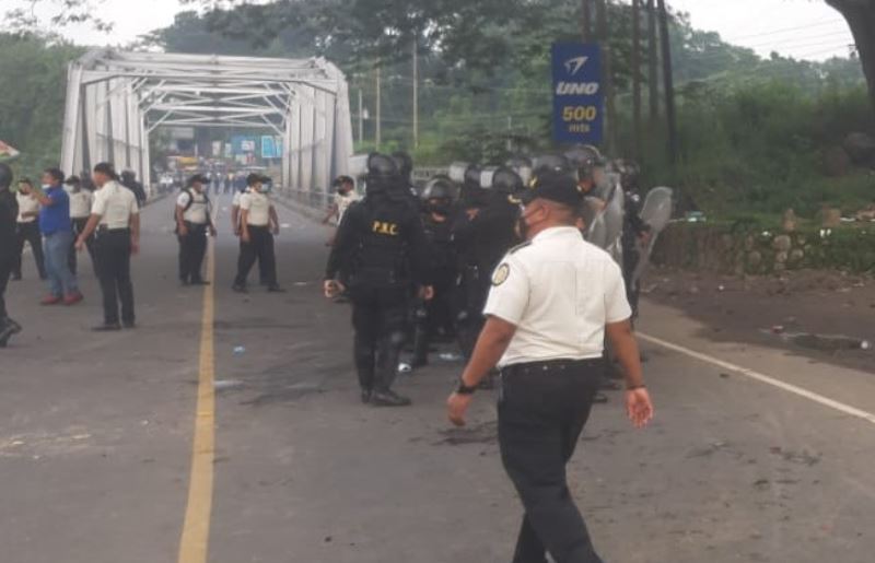 Fuerzas de seguridad desalojaron a exsoldados que manifestaban en el km 178 de la ruta al suroccidente. (Foto Prensa Libre: PNC)