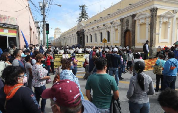 Manifestación frente al Congreso complica el tránsito en la zona 1 de la capital. (Foto Prensa Libre: Érick Ávila)