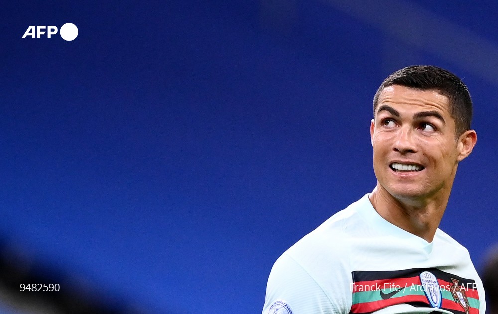 Cristiano Ronaldo resultó positivo de coronavirus este martes previo al encuentro de Portugal contra Suecia.  (Foto Prensa Libre: AFP)