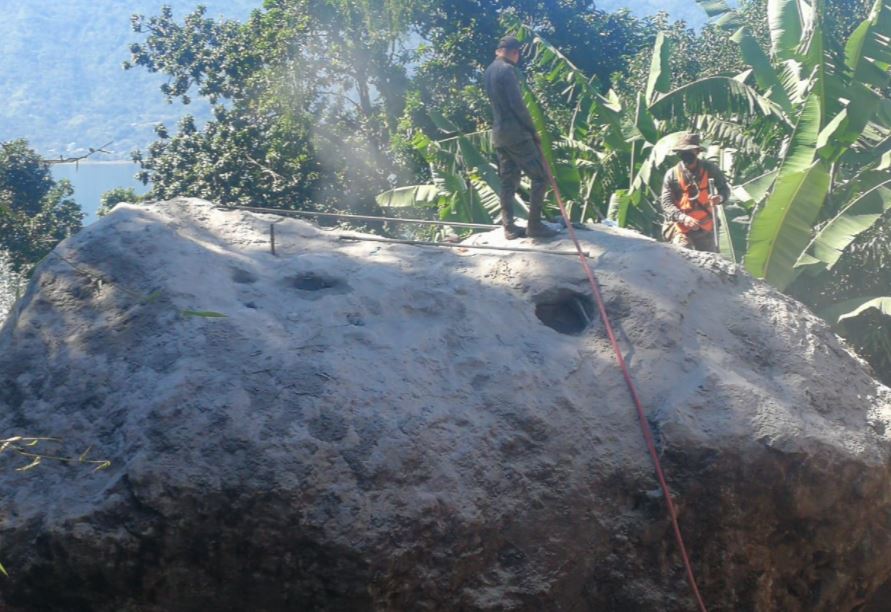 Soldados trabajan para destruir roca de gran tamaño en San Marcos La Laguna. (Foto Prensa Libre: Ejército de Guatemala)