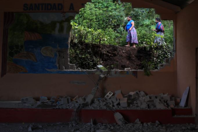 Una roca destruyó la pared de una vivienda en San Marcos La Laguna, Sololá. (Foto Prensa Libre: Carlos Hernández)

