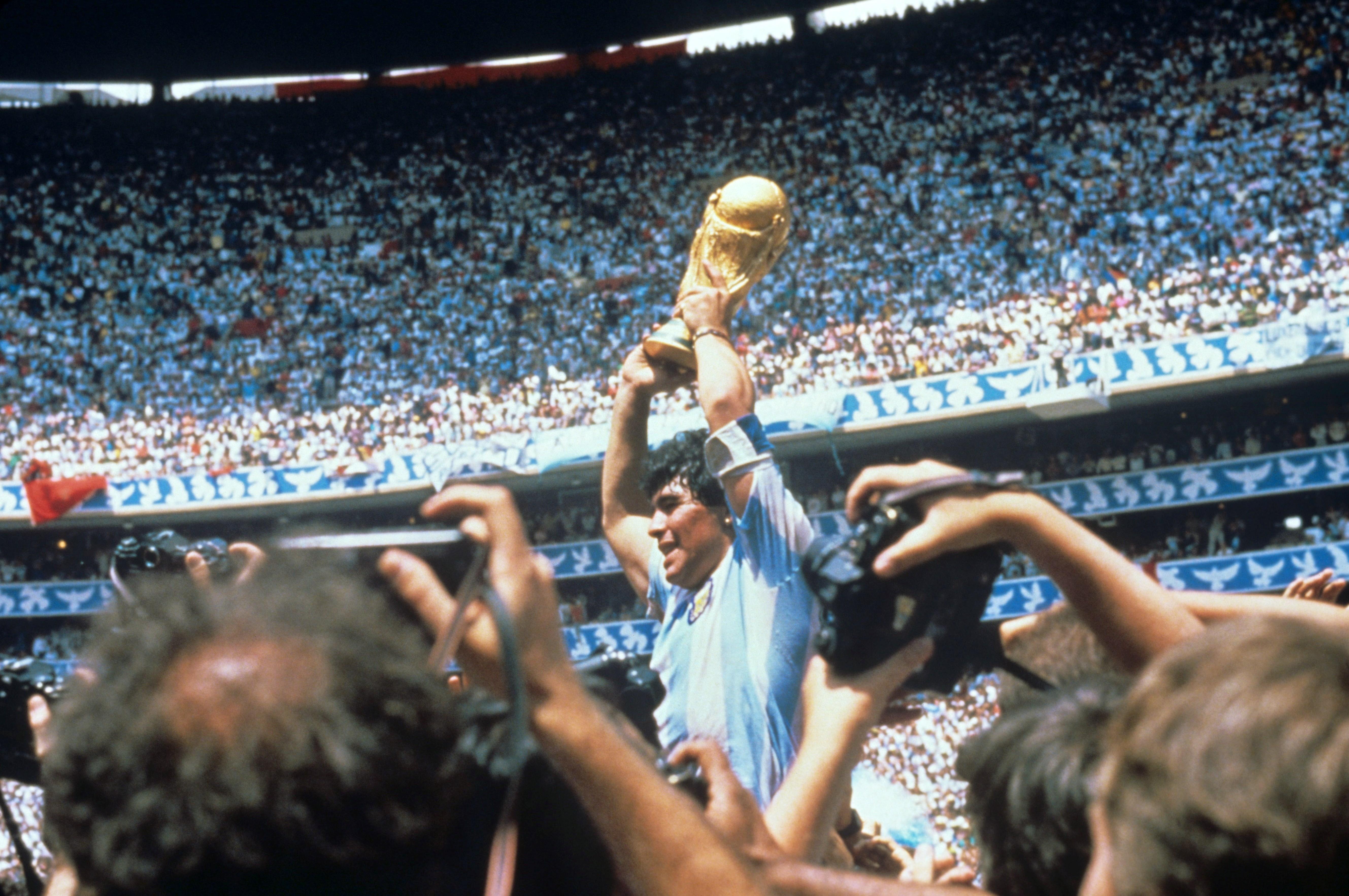 Diego Armando Maradona con la Copa del Mundo tras derrotar a Alemania el 29 de junio de 1986 en México. (Foto Prensa Libre: EFE)