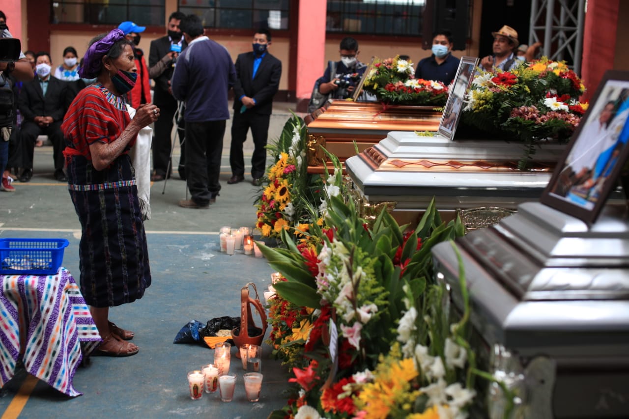Los cuerpos fueron velados en la escuela oficiales de San Marcos La Laguna, Sololá. (Foto Prensa Libre: Carlos Hernández)  
