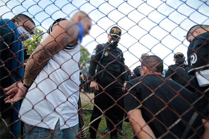 En agosto el Sistema Penitenciario trasladó de cárcel a líderes de la Mara 18 para tratar de evitar la coordinación de extorsiones desde prisión. Fotografía: Prensa Libre. 