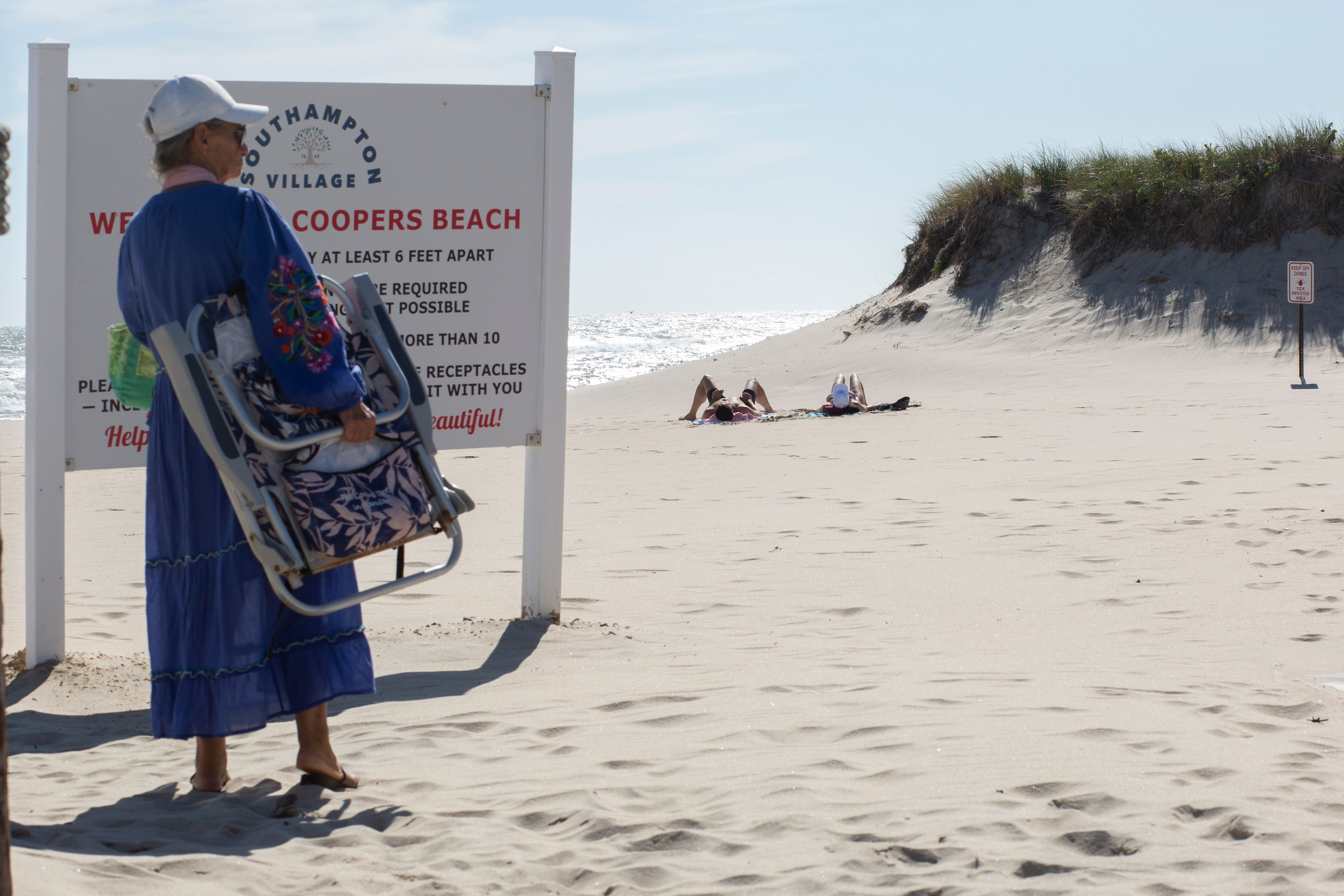 Las sombrillas de playa están en los garajes traseros cuando las temperaturas bajan, pero los neoyorquinos adinerados se quedan en los Hamptons más allá del verano. (Foto Prensa Libre: AFP)