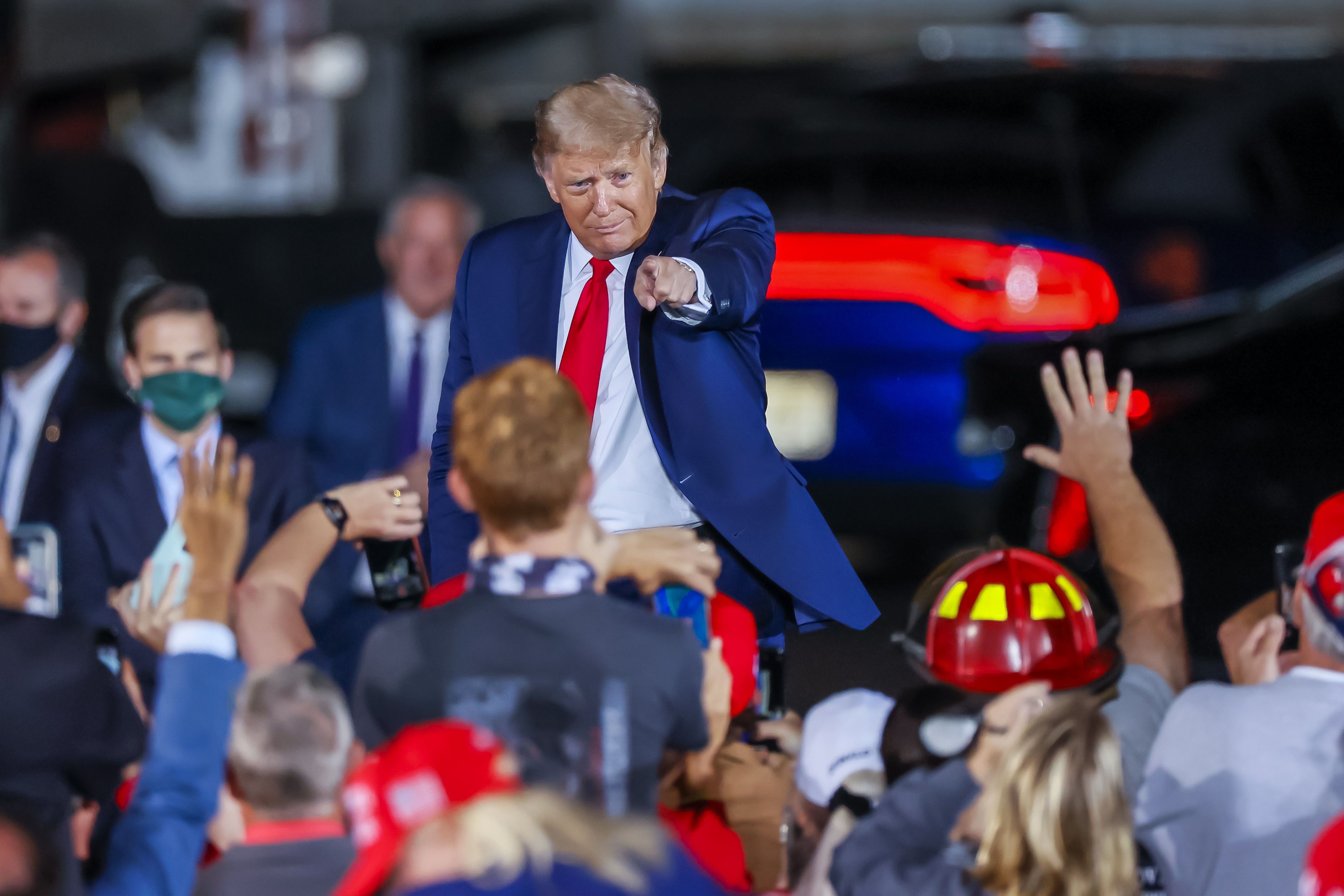 El presidente de Estados Unidos, Donald Trump, busca convencer a los adultos mayores con el ofrecimiento de una vacuna contra el covid-19. (Foto Prensa Libre: EFE)