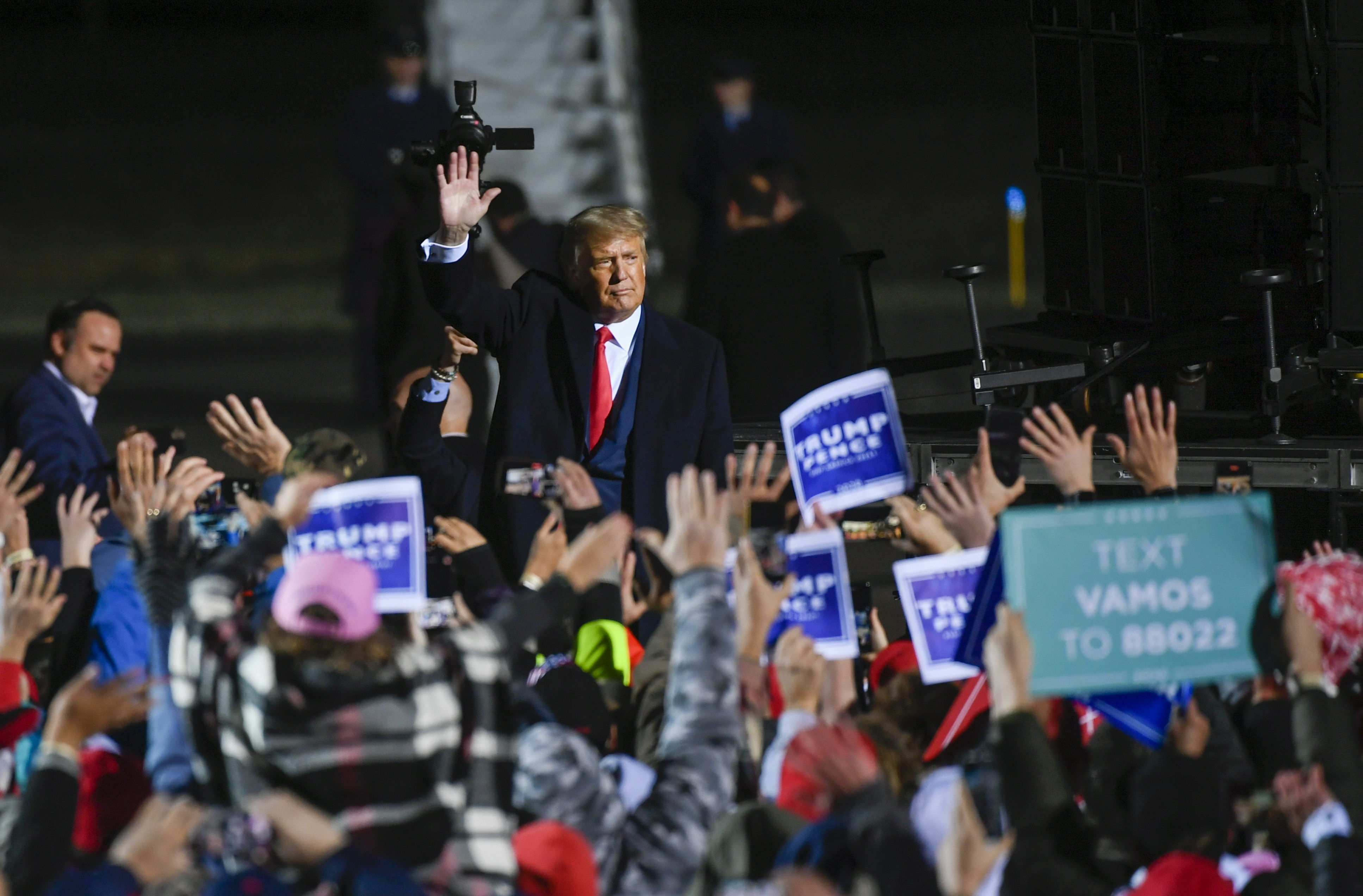 El presidente Donald Trump saluda a seguidores después de hablar en un mítin en Minnesota el 30 de septiembre pasado, una de sus últimas apariciones públicas antes de ser diagnosticado con covid-19. (Foto Prensa Libre: EFE)