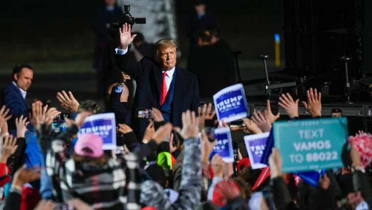 El presidente Donald Trump saluda a seguidores después de hablar en un mítin en Minnesota el 30 de septiembre pasado, una de sus últimas apariciones públicas antes de ser diagnosticado con covid-19. (Foto Prensa Libre EFE)