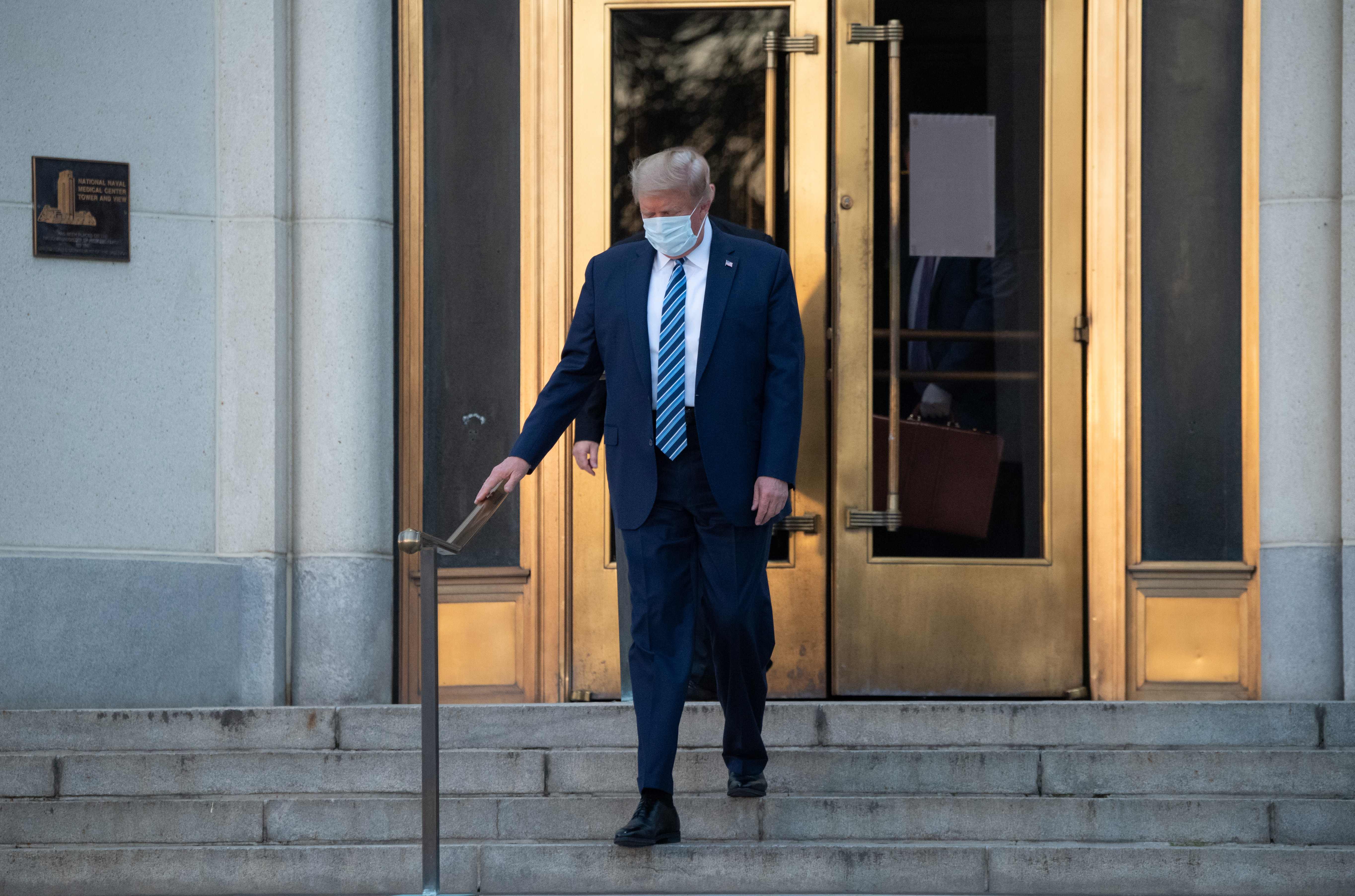 El presidente de Estados Unidos, Donald Trump, salió del hospital para trasladarse a la Casa Blanca. (Foto Prensa Libre: AFP)