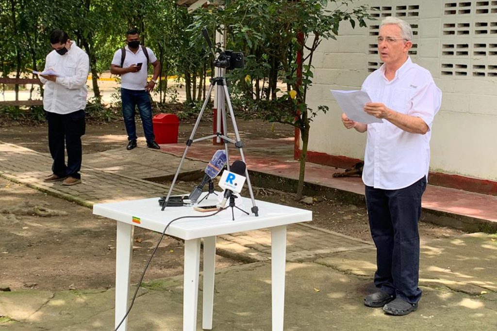 Álvaro Uribe lee un comunicado sobre su situación legal en Montería, Colombia. (Foto Prensa Libre: EFE)