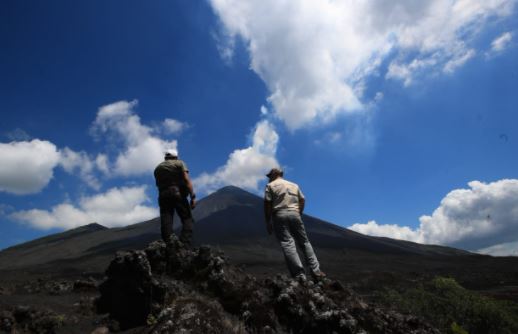 Personas visitan el Volcán de Pacaya. (Foto Prensa Libre: Carlos Hernández) 