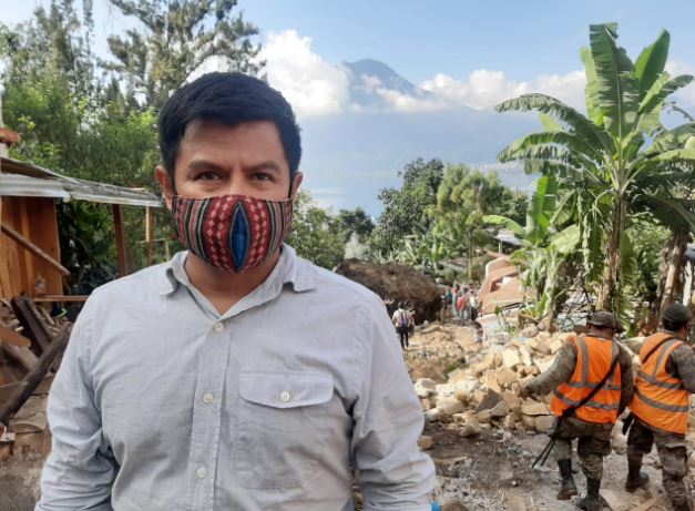 Otto Walter Pusul, presidente de la junta directiva de la acción católica de San Marcos La Laguna, narra cómo fue la tragedia. (Foto Prensa Libre: Carlos Hernández)