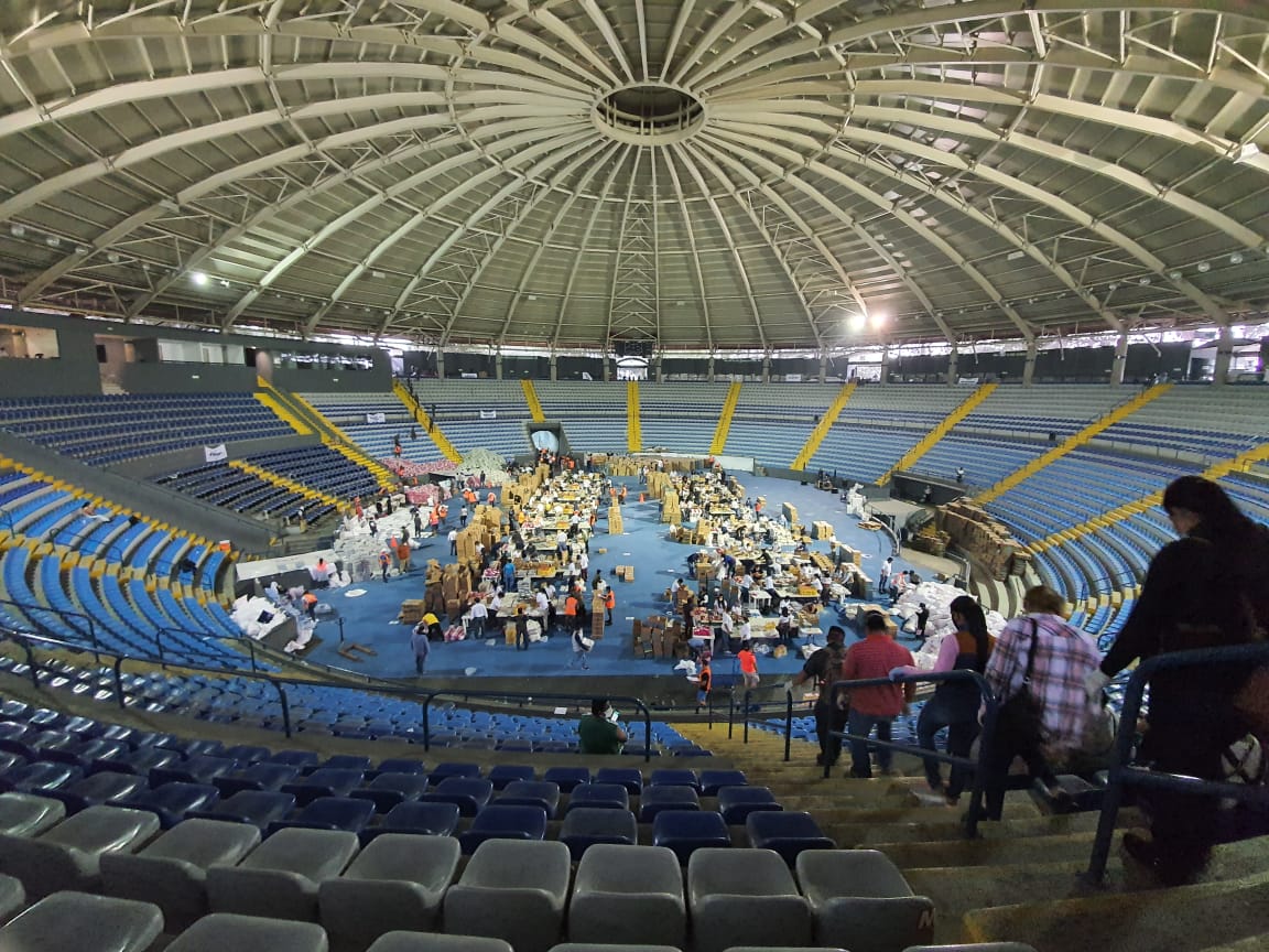El Domo Polideportivo de la zona 13 es el centro desde el que se distribuirán víveres entre familias económicamente vulnerables. (Foto Prensa Libre: cortesía)