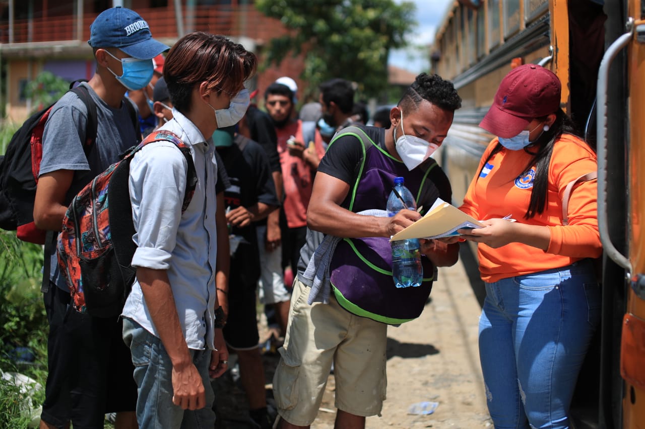 Migrantes hondureños retornan a su país con ayuda de las autoridades. (Foto Prensa Libre: Carlos Hernández) 