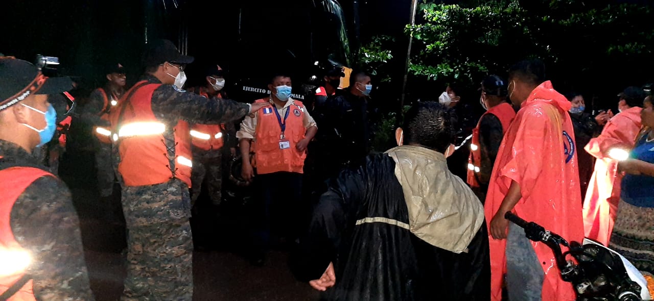 Conred y personal del ministerio de la Defensa coordinan las evacuaciones. (Foto Prensa Libre: Cortesía  Conred) 
