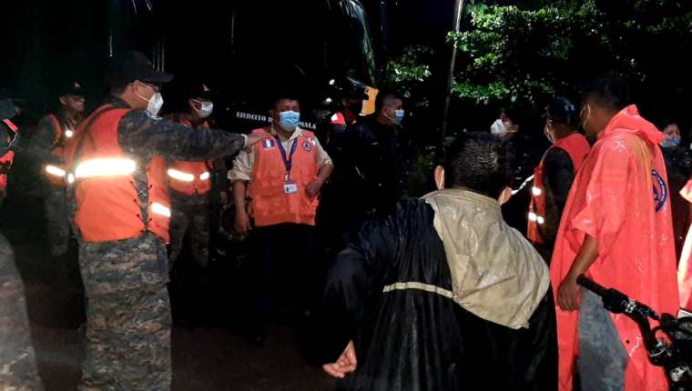 Conred y personal del ministerio de la Defensa coordinan las evacuaciones. (Foto Prensa Libre: Cortesía  Conred) 