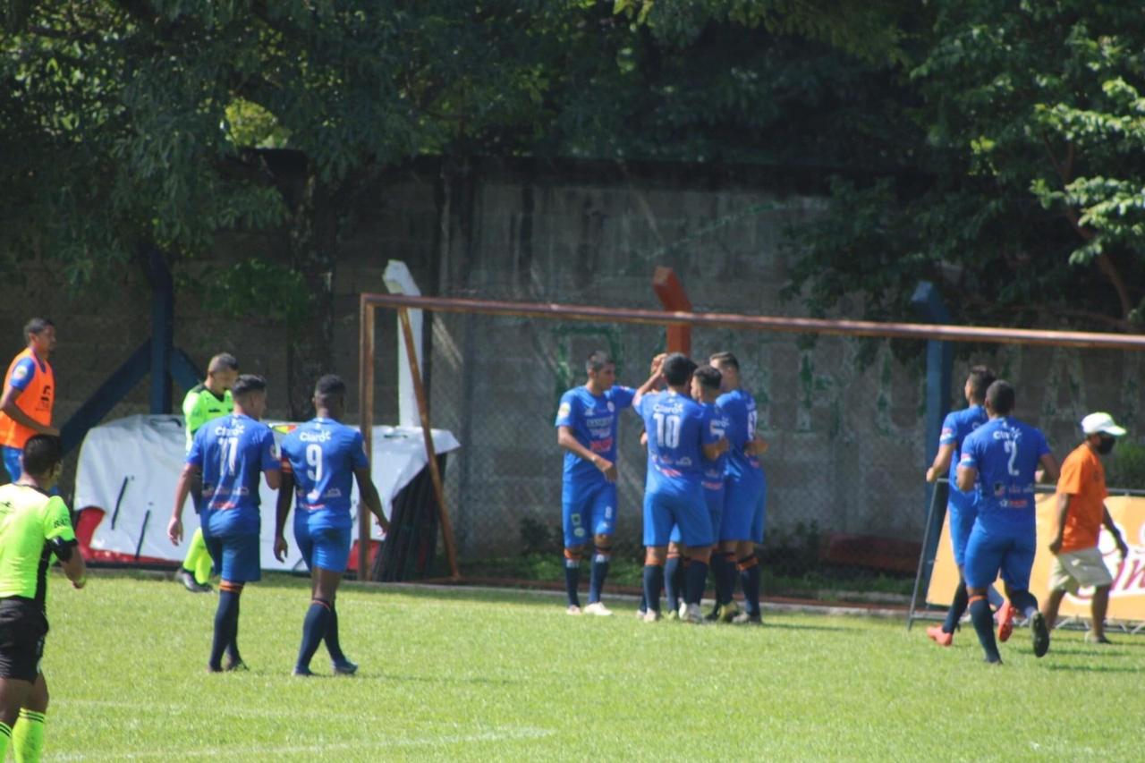 Achuapa no logró mantener la ventaja y cedió el empate al minuto 90-1 ante Sacachispas. (Foto Prensa Libre: Luis Santiago Martínez)