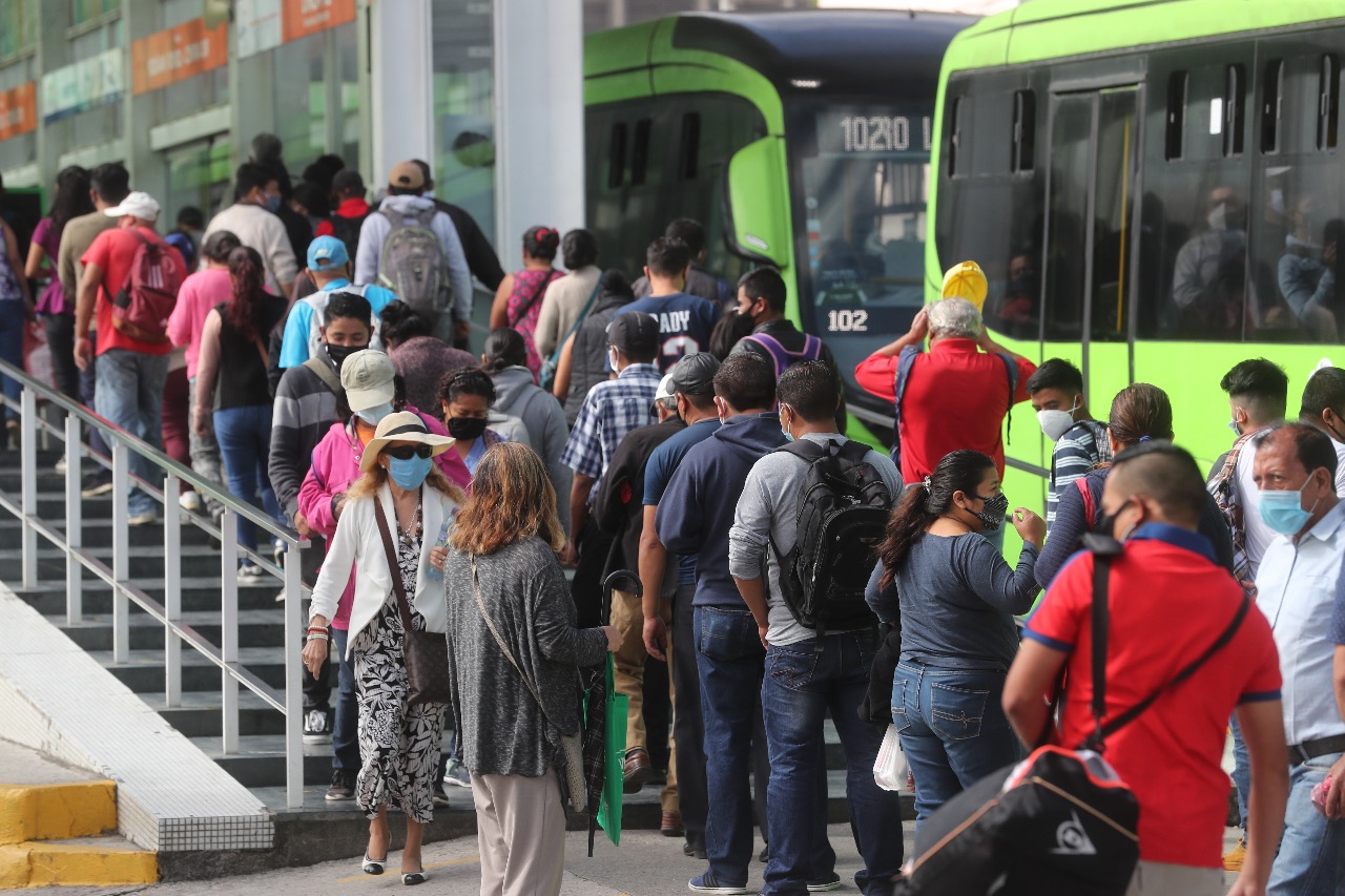 Estación del Transmetro ubicada en la Plaza Barrios, zona 1 de Guatemala, el pasado 15 de octubre. Fotografía: Prensa Libre (Erick Avila). 