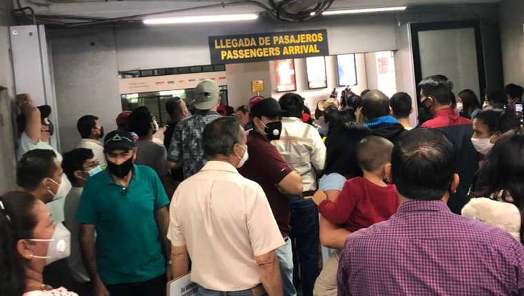 Así estaba la espera de los viajeros en el Aeropuerto La Aurora este 24 de octubre a las 13: 15 horas. (Foto Prensa Libre: cortesía)