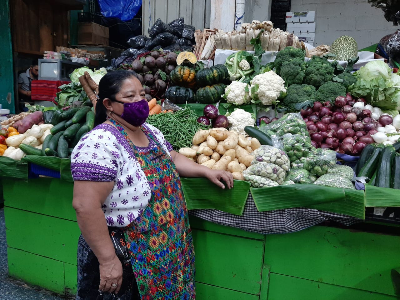 La vendedoras de frutas y verduras mencionan que no han visto a la clientela que todos los años las visitan para esta época. (Foto Prensa Libre: Andrea Domínguez)