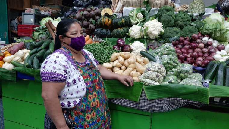 La vendedoras de frutas y verduras mencionan que no han visto a la clientela que todos los años las visitan para esta época. (Foto Prensa Libre: Andrea Domínguez)