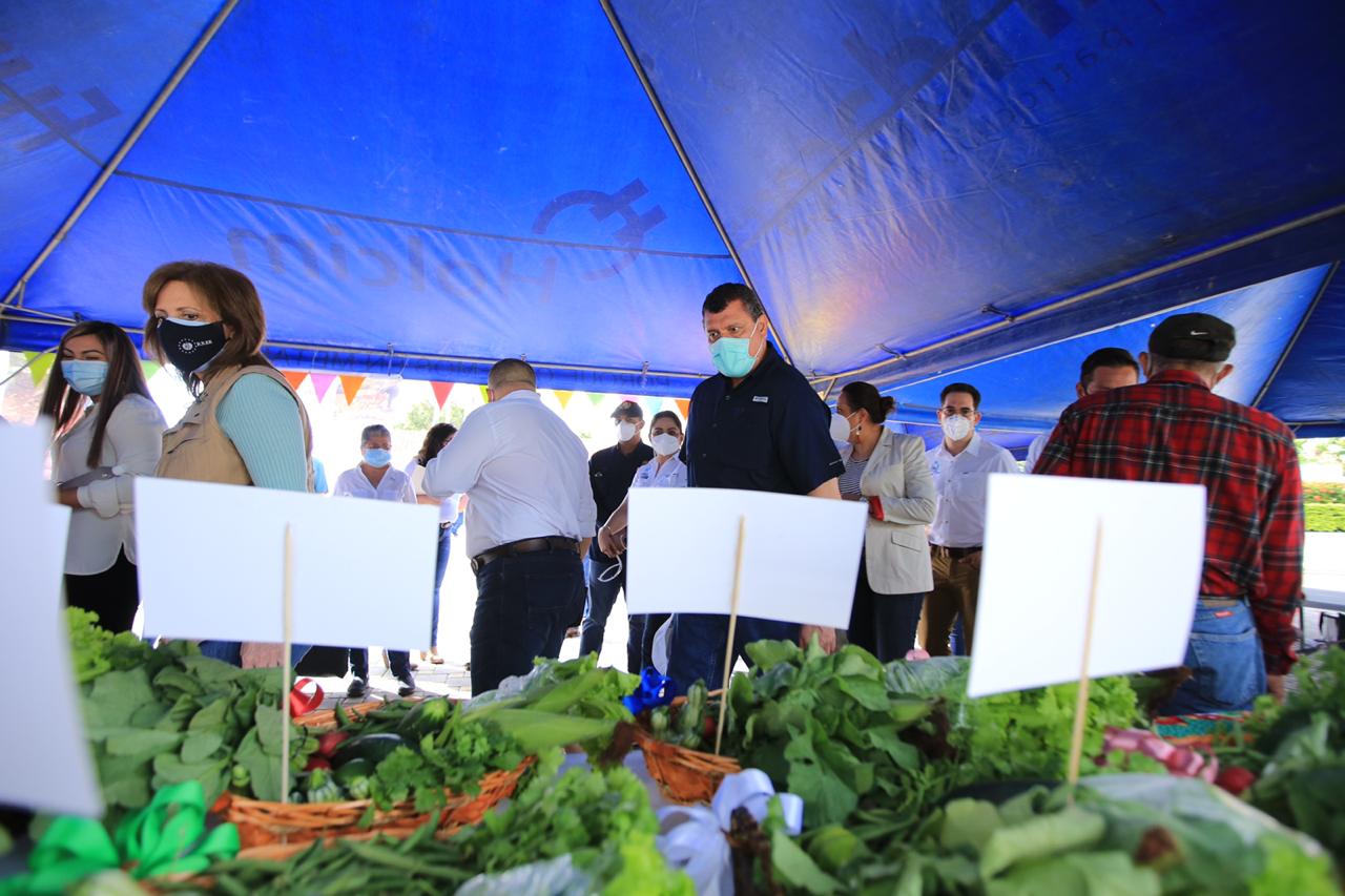 Delegados de los gobiernos de Guatemala, El Salvador y Honduras conocen los resultados alcanzados por algunas de las familias que ya producen sus alimentos. (Foto Prensa Libre: Vicepresidencia)