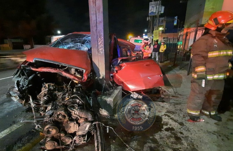Curiosos señalan que el auto accidentado en la zona 12 era conducido sobre la vía contraría. (Foto Prensa Libre: Bomberos Municipales)