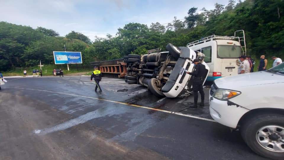 El accidente ocurrió en la Vuelta del Lobo, en Gualán, Zacapa. (Foto Prensa Libre: Wilder López)