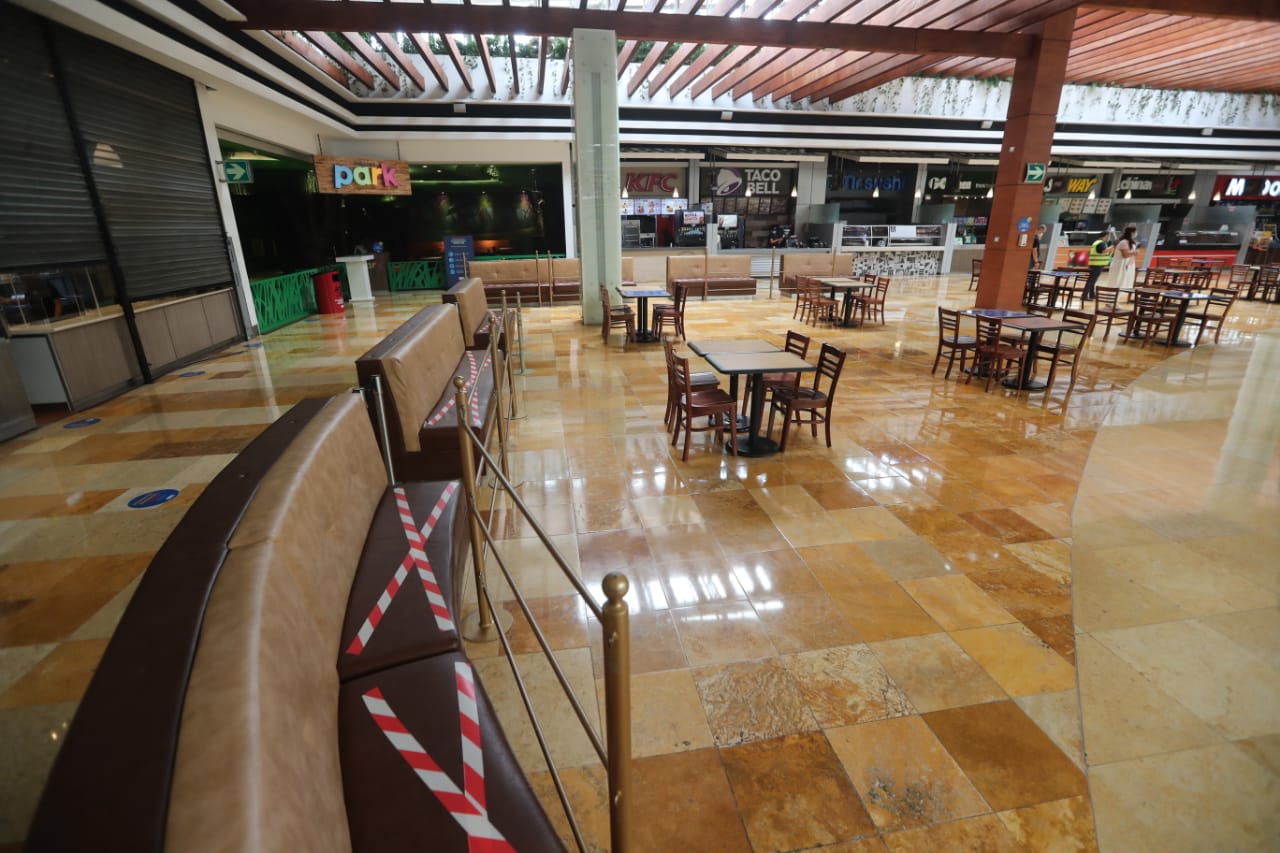 Varios centros comerciales del país se preparan para la llegada de cientos de visitantes. (Foto Prensa Libre: Érick Ávila)