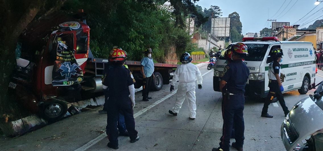 En el Kilómetro 33.9 Ruta a La Antigua Guatemala, un accidente de transito dejó un fallecido el 24 de octubre. (Foto Prensa Libre: Bomberos Municipales Departamentales)