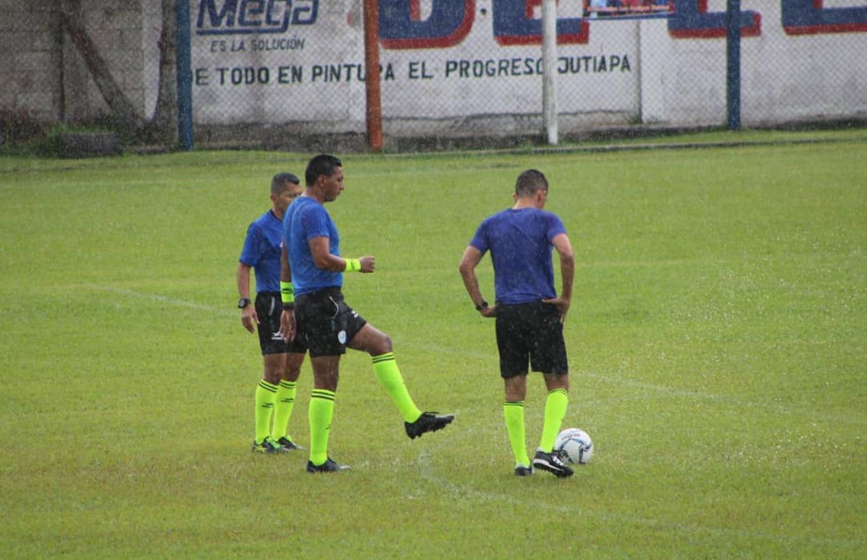 La cuarteta arbitral designada para el juego entre Achuapa y Sacachispas decidió suspender el juego sabatino debido a las condiciones de la cancha tras un par de horas de lluvia. (Foto Prensa Libre: Luis Santiago Martínez)